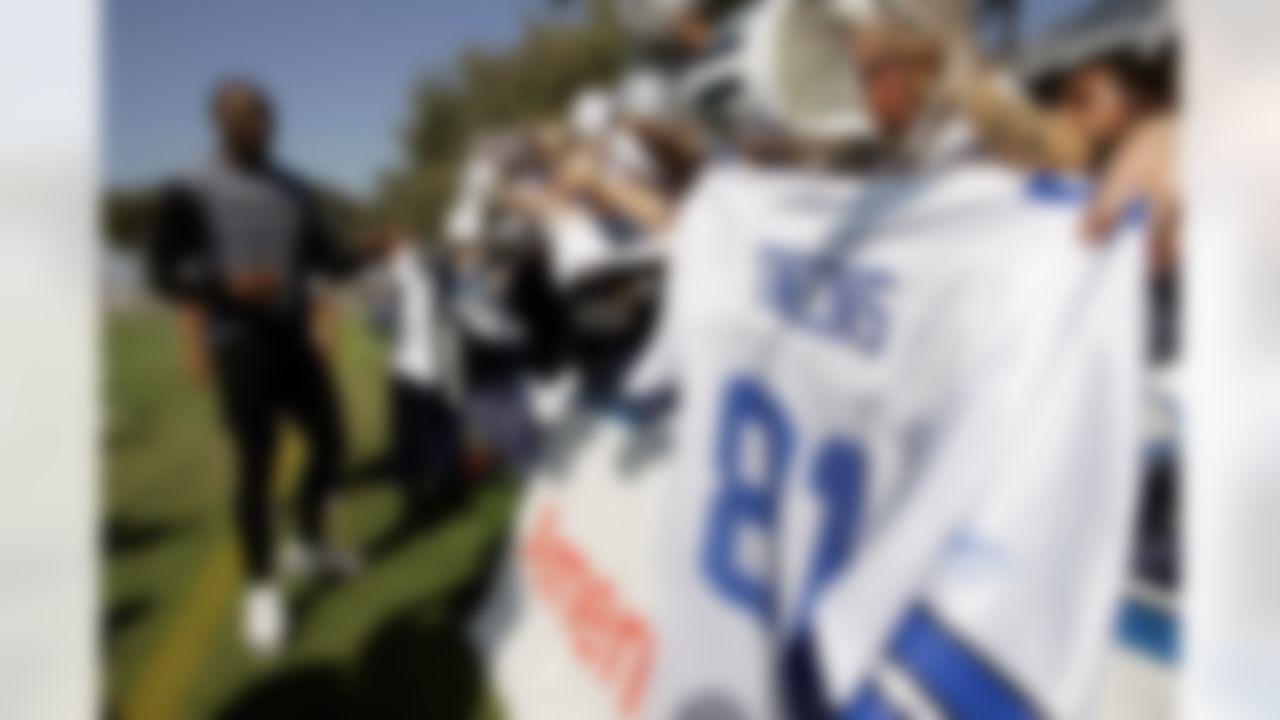 Dallas Cowboys wide receiver Terrell Owens, left, signs autographs at NFL training camp, Friday, July 25, 2008, in Oxnard, Calif. (AP Photo/Tony Gutierrez)