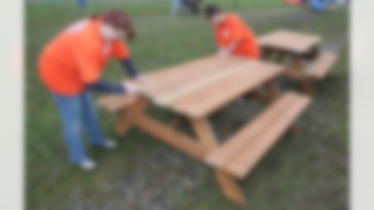 The Home Depot Neighborhood MVP Program honors Bobby Engram of the Seattle Seahawks. (Photo by Ernie Masche/CIA Stock Photography Inc.)