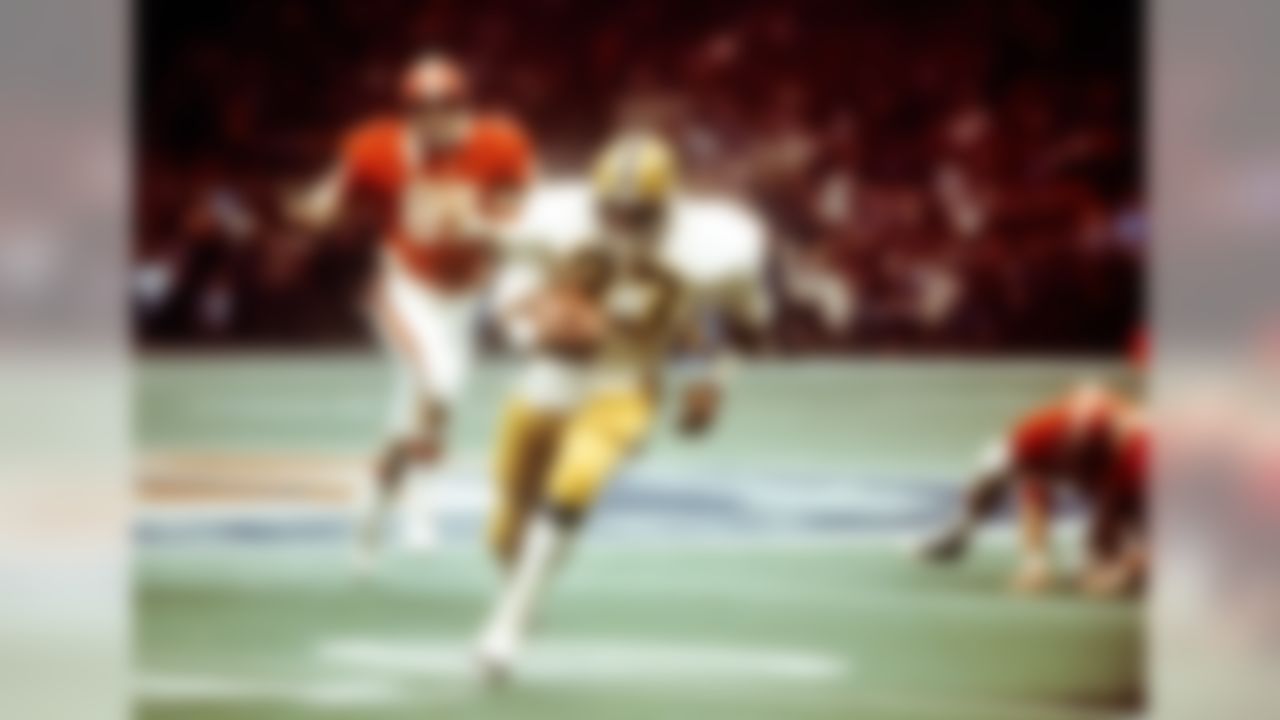 Hall of Fame running back Tony Dorsett runs in the open field in the Univerity of Pittsburgh's 27-3 win over the Georgia Bulldogs in the 1977 Sugar Bowl on January 1, 1977. (National Football League)