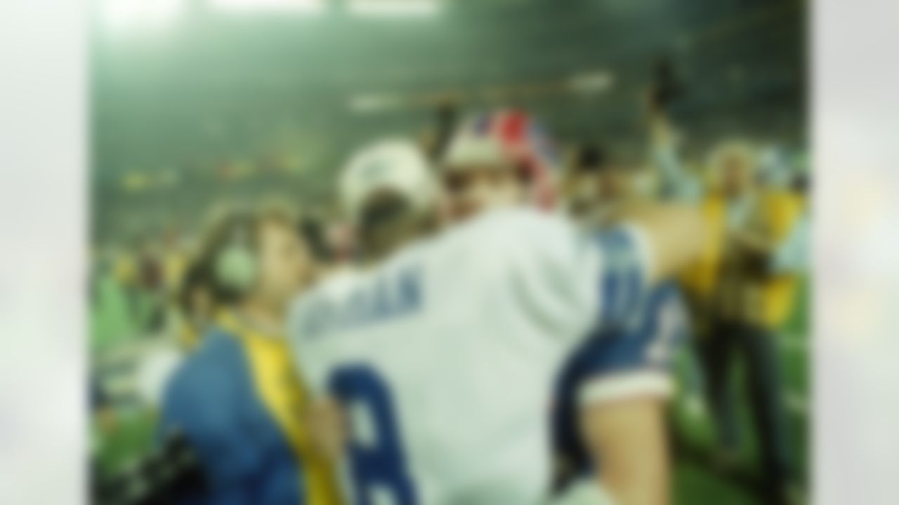 Dallas Cowboys' winning quarterback Troy Aikman embraces Buffalo Bills' quarterback Jim Kelly after the Cowboys' 30-13 Super Bowl win, Jan. 30, 1994 at Atlanta's Georgia Dome. (AP Photo/David Longstreath)