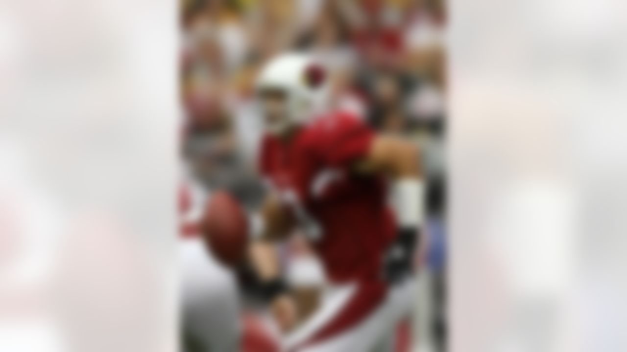 GLENDALE, AZ - SEPTEMBER 30: Kurt Warner #13 of the Arizona Cardinals runs onto the field before the game against the Pittsburgh Steelers at University of Phoenix Stadium September 30, 2007 in Glendale, Arizona. (Photo by Jonathan Ferrey/Getty Images)