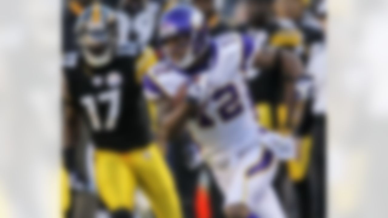 Minnesota Vikings' Percy Harvin (12) returns a fourth quarter kickoff 88 yards for a touchdown during an NFL football game in Pittsburgh, Sunday, Oct. 25, 2009. The Steelers won 27-17. (AP Photo/Gene J. Puskar)