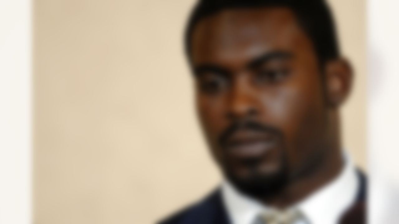 RICHMOND, VA - AUGUST 27: Atlanta Falcons quarterback Michael Vick makes a statement to reporters at the Omni Richmond Hotel after agreeing to a guilty plea on charges stemming from his involvement in a dogfighting ring August 27, 2007, in Richmond, Virginia. (Photo by Jonathan Ernst/Getty Images)