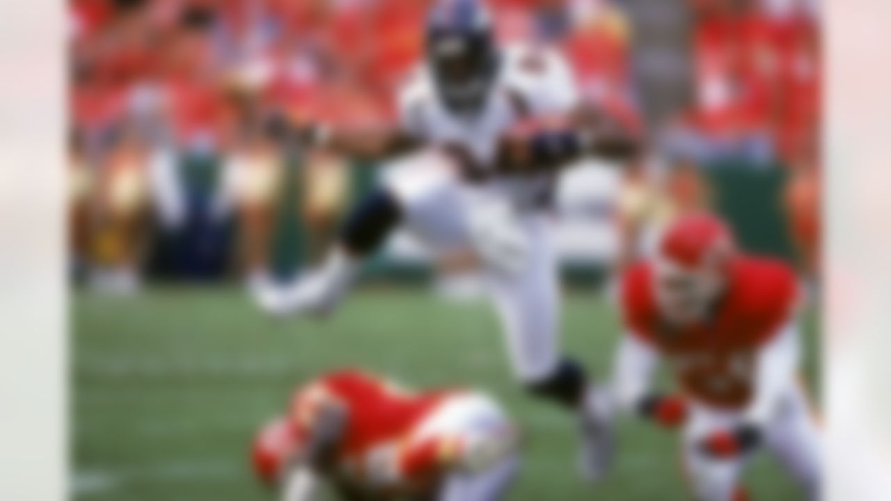 Denver Broncos tight end Shannon Sharpe (84)battles for yards during an NFL football game against the Kansas City Chiefs at Arrowhead Stadium on November 19, 1999 in Kansas City, Missouri. The Chiefs won 26-10. (AP Photo/David Stluka)
