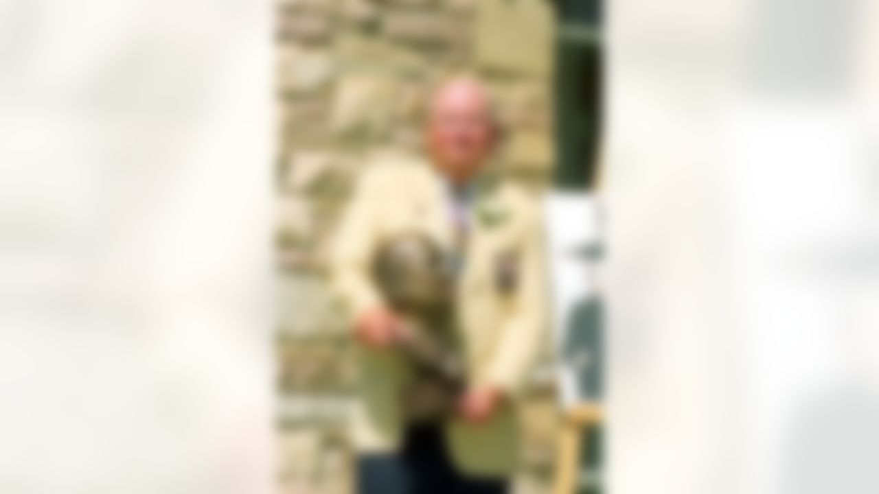 Tex Schramm poses with a bronze bust of himself after being inducted into the Pro Football Hall of Fame in Canton, Ohio, July 27, 1991. (AP Photo/Bruce Zake)