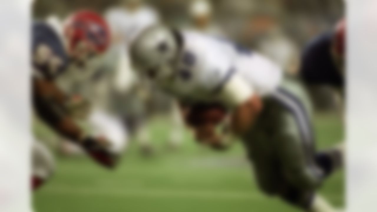 Dallas Cowboys fullback Daryl Johnston (48) lowers his shoulder during Super Bowl XXVIII, a 30-13 victory over the Buffalo Bills on January 30, 1994, at the Georgia Dome in Atlanta, Georgia. (National Football League)