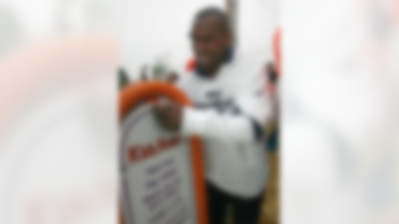 The Home Depot Neighborhood MVP Program honors Bobby Engram of the Seattle Seahawks. (Photo by Ernie Masche/CIA Stock Photography Inc.)