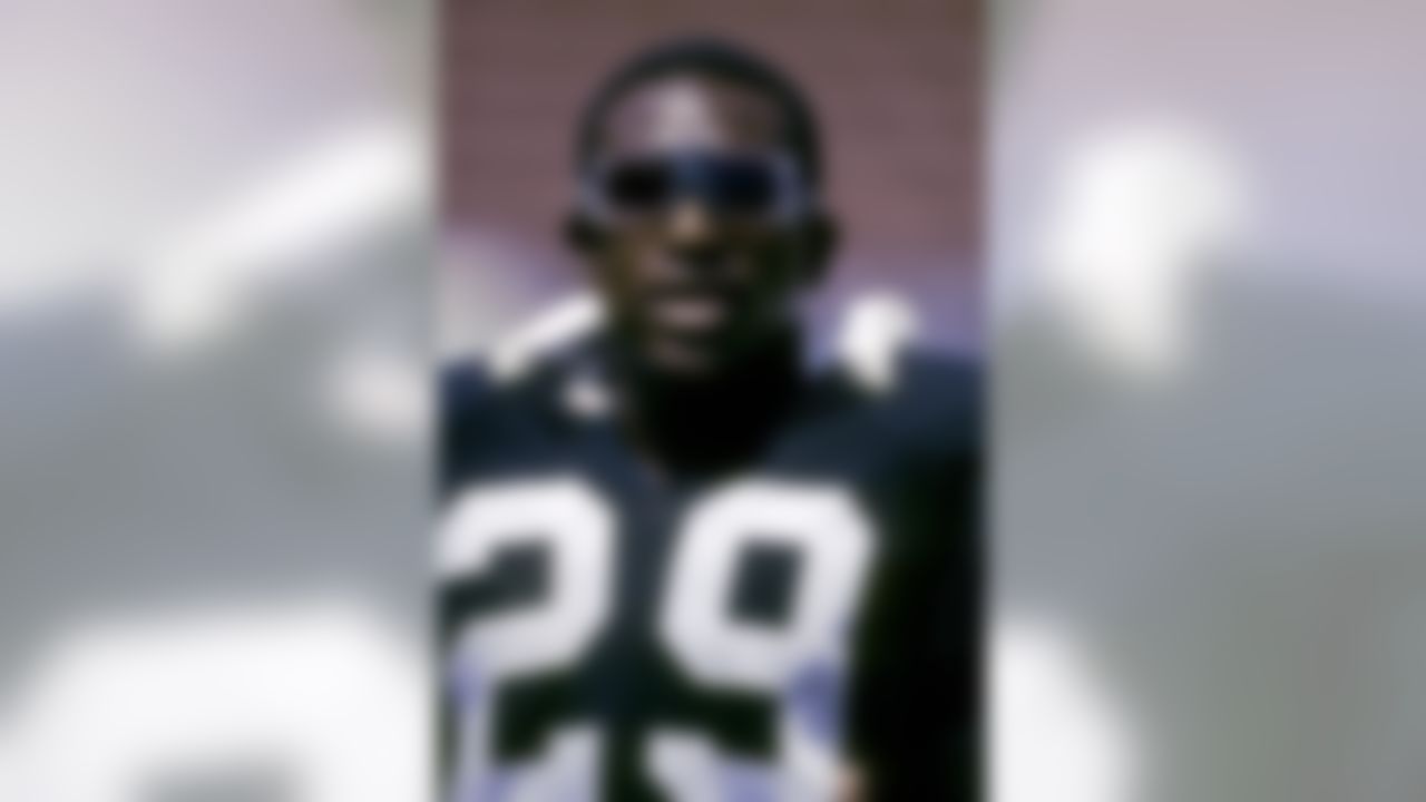 Hall of Fame running back Eric Dickerson (29) of the Los Angeles Raiders during the Raiders 30-26 preseason victory over the Houston Oilers on August 29, 1992 at the Los Angeles Memorial Coliseum in Los Angeles, California. (National Football League)