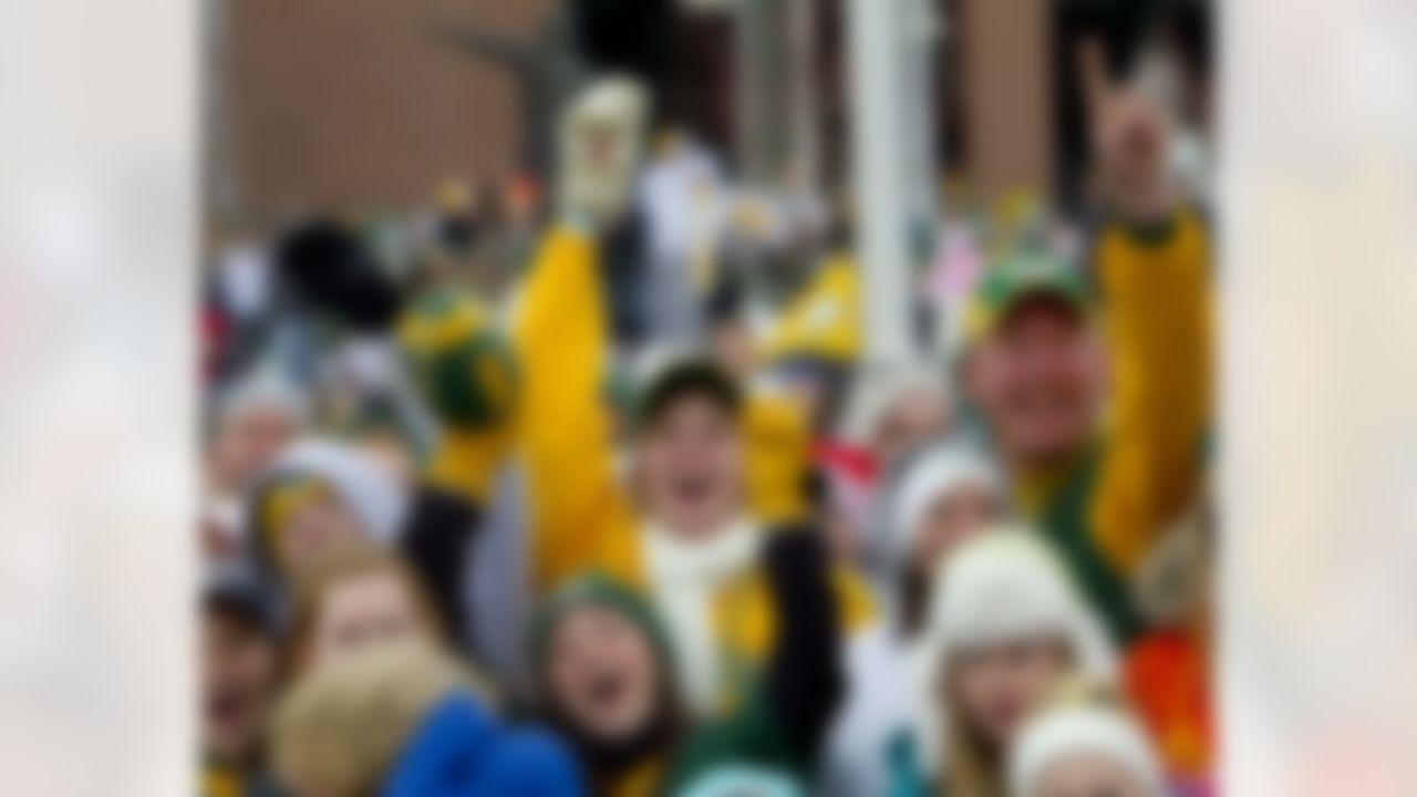 Green Bay Packers fans cheers as the NFL football team returns Monday, Feb. 7, 2011, to Lambeau Field in Green Bay, Wis., the day after defeating the Pittsburgh Steelers 31-25 in Super Bowl XLV. (AP Photo/Mike Roemer)