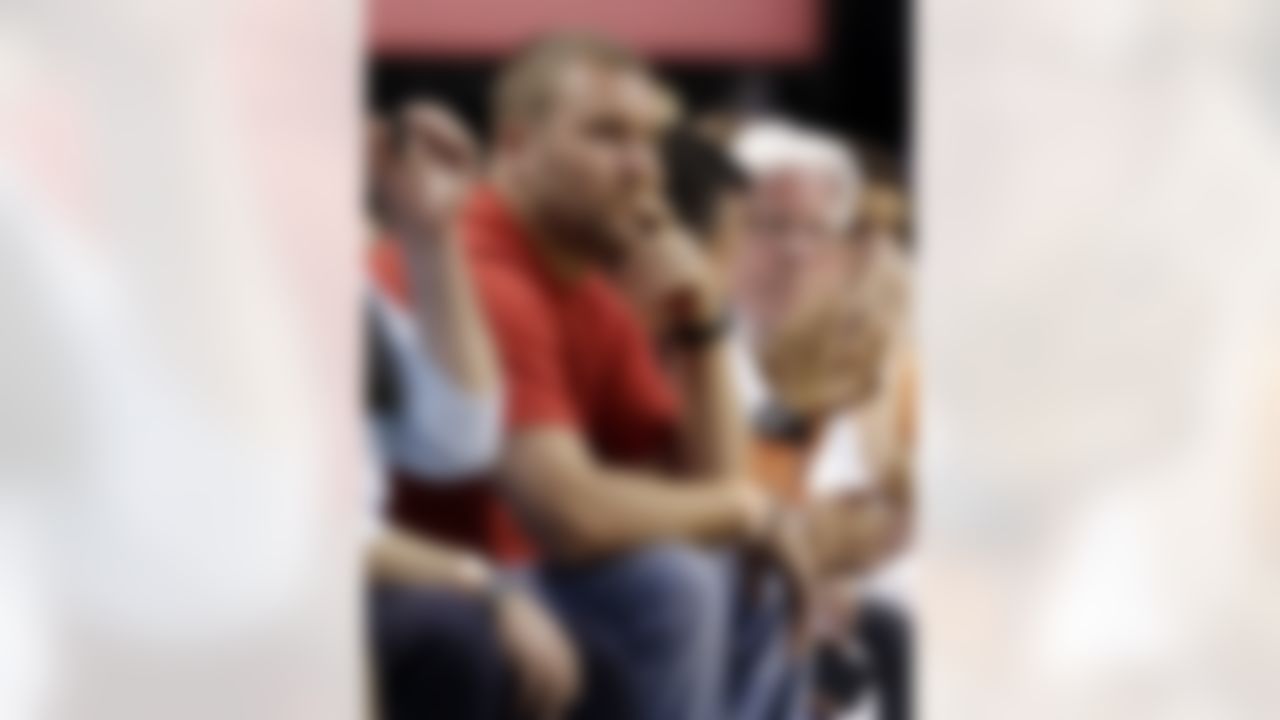 Pittsburgh Steelers quarterback Ben Roethlisberger, center, watches during the first half of an NBA basketball game between the Miami Heat and the New York Knicks, Tuesday, April 2, 2013 in Miami. (AP Photo/Wilfredo Lee)