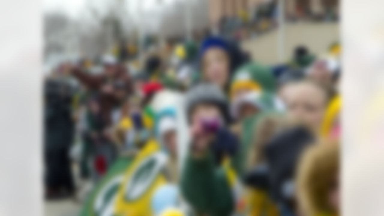 Green Bay Packers fans cheers as the NFL football team returns Monday, Feb. 7, 2011, to Lambeau Field in Green Bay, Wis., the day after defeating the Pittsburgh Steelers 31-25 in Super Bowl XLV. (AP Photo/Mike Roemer)