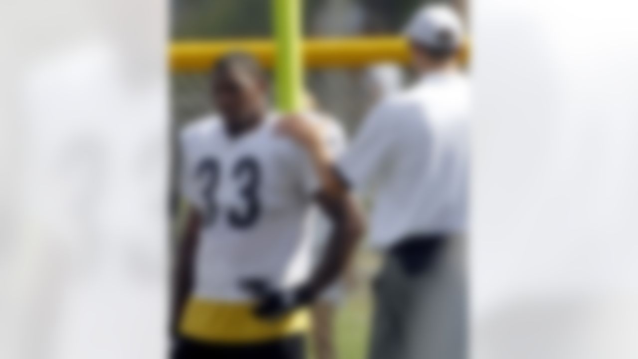 Pittsburgh Steelers running back Isaac Redman (33) is looked at by team trainer Ryan Grove during practice at NFL football training camp in Latrobe, Pa., Sunday, July 29, 2012. (AP Photo/Keith Srakocic)