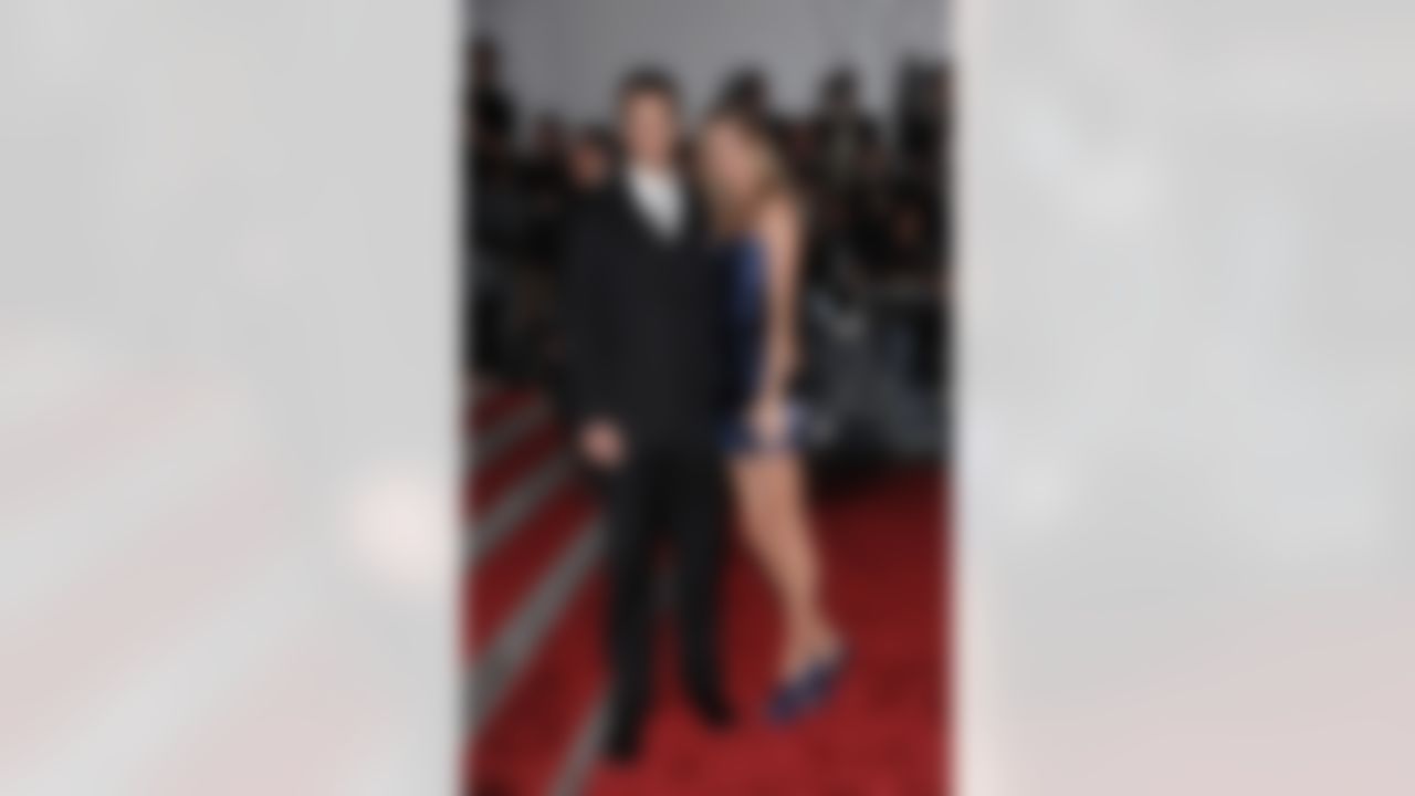 New England Patriots' Tom Brady and his wife, model Gisele Bundchen arrive at the Metropolitan Museum of Art's Costume Institute Gala in New York on Monday May 4, 2009. (AP Photo/Evan Agostini)