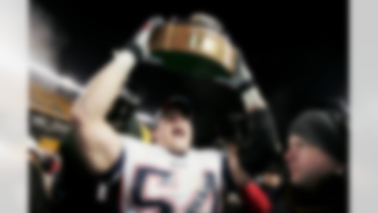 PITTSBURGH - JANUARY 23: Linebacker Tedy Bruschi #54 of the New England Patriots celebrates victory against the Pittsburgh Steelers in the AFC championship with the Lamar Hunt Trophy game at Heinz Field on January 23, 2005 in Pittsburgh, Pennsylvania. The Patriots defeated the Steelers 41-27. (Photo by Andy Lyons/Getty Images)
