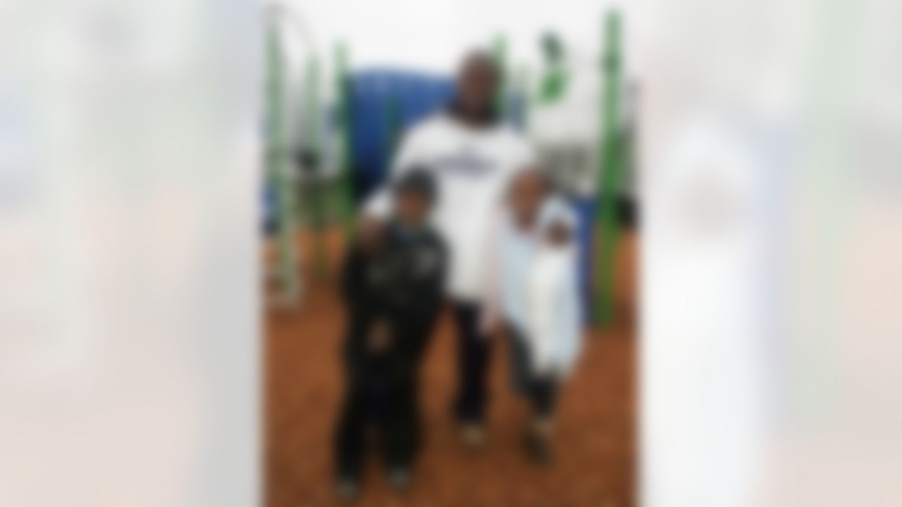 The Home Depot Neighborhood MVP Program honors Bobby Engram of the Seattle Seahawks. (Photo by Ernie Masche/CIA Stock Photography Inc.)