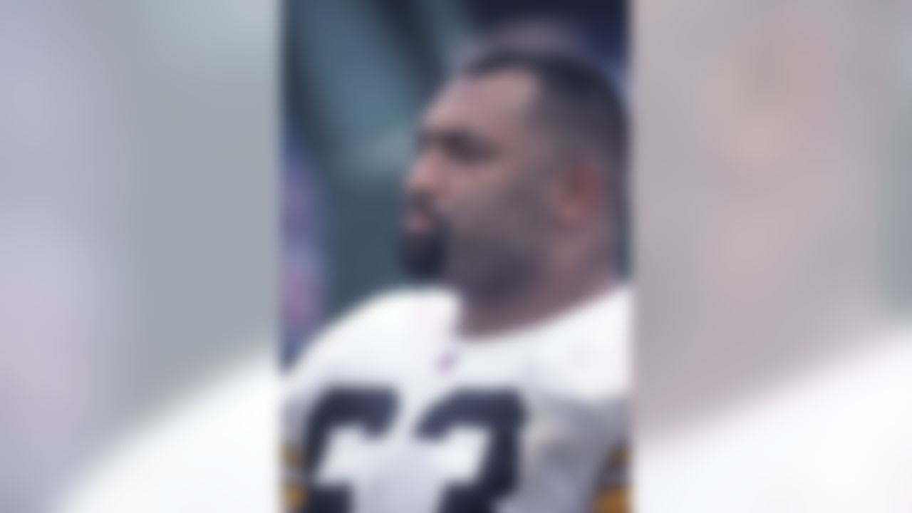 Pittsburgh Steelers center Dermontti Dawson looks up from the sideline during an AFC Divisional Playoff game against the New England Patriots on Jan. 5, 1997 in Foxboro, Mass. The Patriots won, 28-3. (AP Photo/Paul Jasienski)