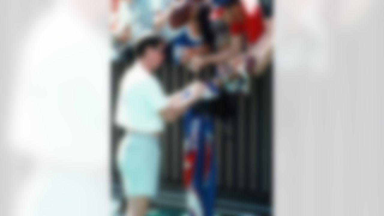 Buffalo Bills quarterback Jim Kelly signs autographs during the 1991 NFL Pro Bowl between the AFC & the NFC on February 3, 1991 Honolulu, Hawaii. The AFC won the game 23-21. (AP Photo/Paul Spinelli)