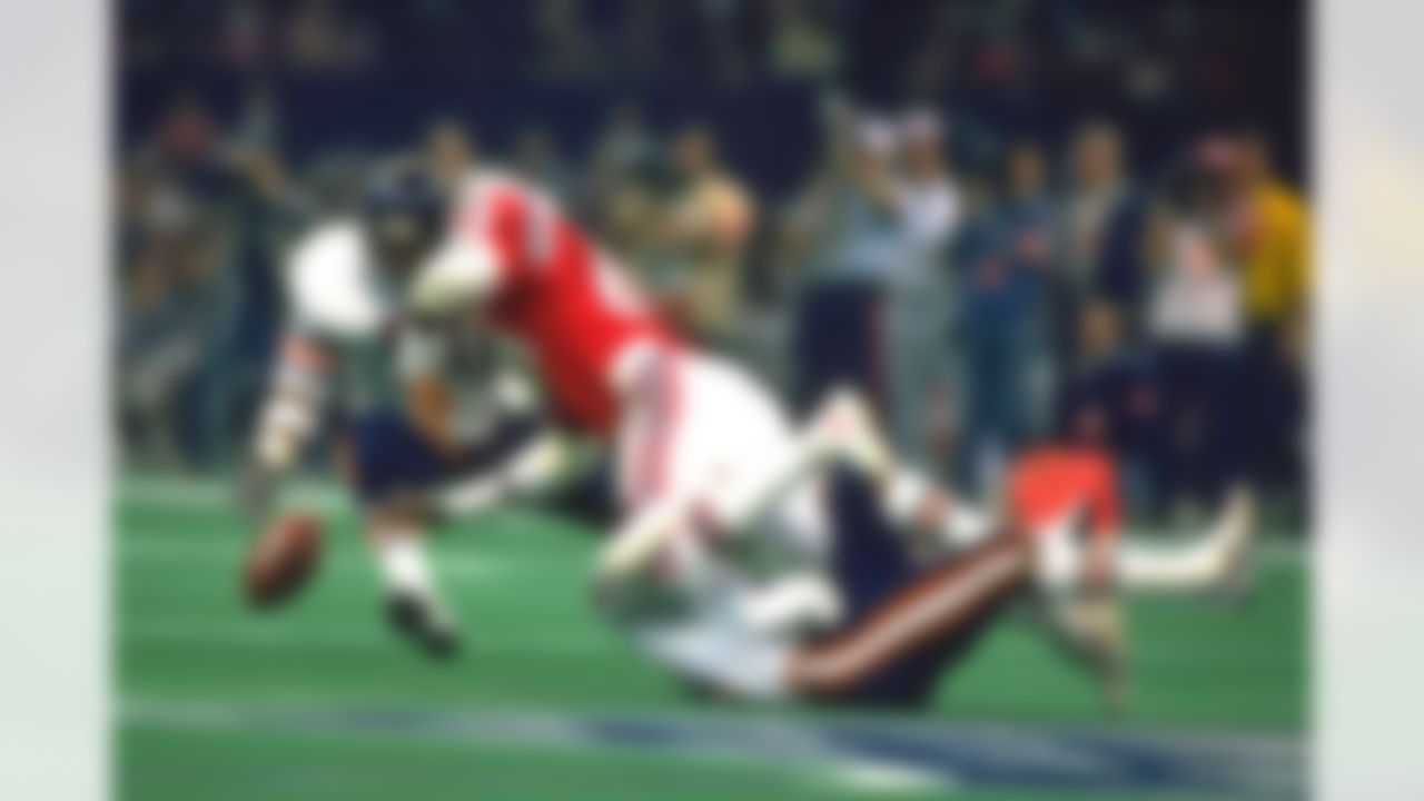 Chicago Bears linebacker Mike Singletary pounces on a fumble during Super Bowl XX, a 46-10 victory over the New England Patriots on January 26, 1986, at the Louisiana Superdome in New Orleans, LA. (AP Photo/Al Messerschmidt)