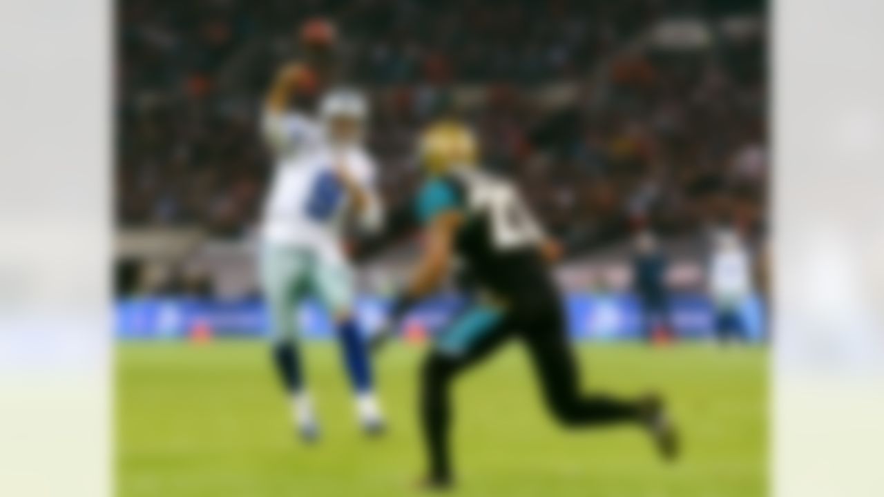 Dallas Cowboys quarterback Tony Romo (9) pass the ball to tight end Jason Witten (82) as Jacksonville Jaguars cornerback Dwayne Gratz (27) defends during the first half of an NFL football game at Wembley Stadium, London, Sunday, Nov. 9, 2014. (AP Photo/Tim Ireland)