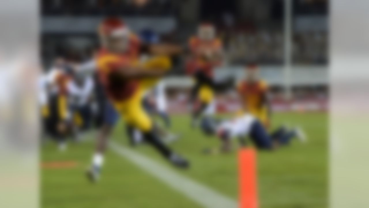 Nov 7, 2015; Los Angeles, CA, USA; Southern California Trojans receiver JuJu Smith-Schuster (9) reaches for the end zone against the Arizona Wildcats at Los Angeles Memorial Coliseum. (Kirby Lee/USA TODAY Sports)