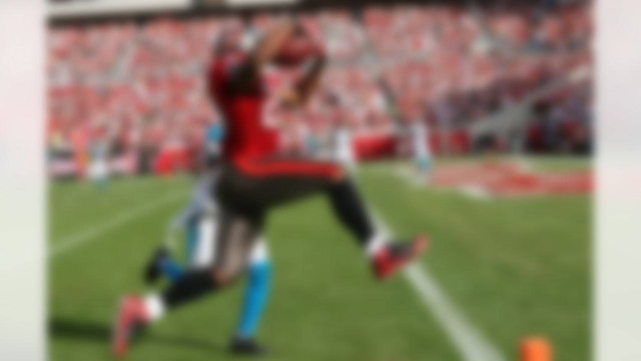 TAMPA, FL - DECEMBER 30: Michael Bennett #29 of the Tampa Bay Buccaneers rushes for a second half touchdown against the Carolina Panthers at Raymond James Stadium on December 30, 2007 in Tampa, Florida. (Photo by Scott Halleran/Getty Images)