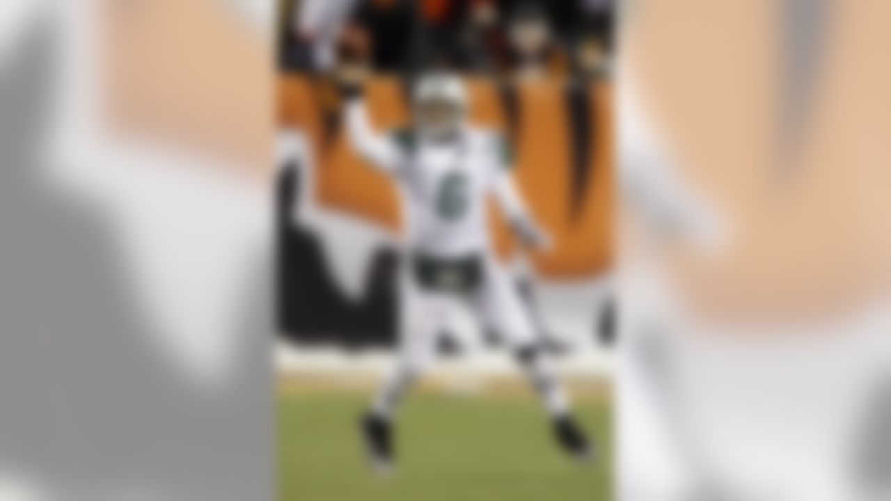 New York Jets quarterback Mark Sanchez (6) throws a pass against the Cincinnati Bengals during the second half of an NFL wild-card playoff football game, Saturday, Jan. 9, 2010, in Cincinnati. The Jets won 24-14. (AP Photo/Rob Carr)