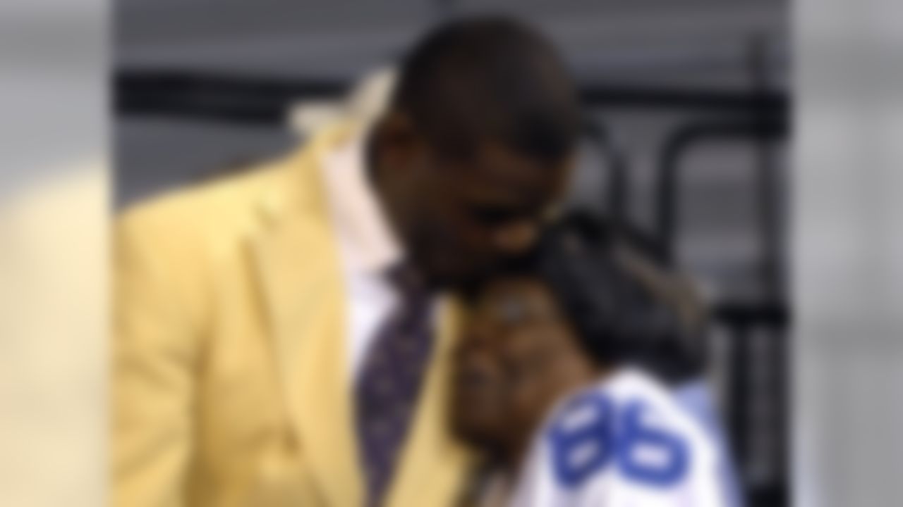 Michael Irvin (L) hugs his mother, Pearl, during the Class of 2007 Pro Football Hall of Fame Enshrinement Ceremony August 4, 2007 in Canton, Ohio. (Photo by Al Messerschmidt/Getty Images)