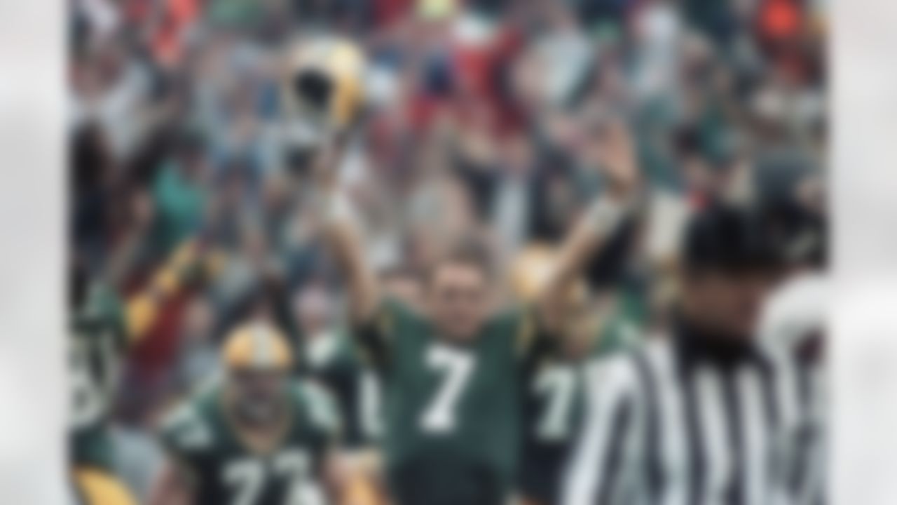 Green Bay Packers quarterback Don Majkowski (7) signals a touchdown in the final seconds of the game against Chicago Bears, Nov. 5, 1989 in Green Bay, Wisconsin. The touchdown tied the game at 13-13. Majkowski threw a touchdown pass to Sterling Sharpe for the tie, but the call was questioned and the reply official gave Green Bay the score. Packers kicker Chris Jacke kicked the winning extra point. (AP Photo/Bill Waugh)