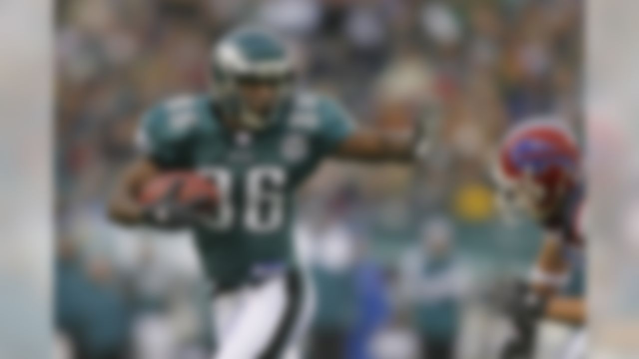 PHILADELPHIA - DECEMBER 30: Wide receiver Reggie Brown #86 of the Philadelphia Eagles runs after catching a pass during a game against the Buffalo Bills on December 30, 2007 at Lincoln Financial Field in Philadelphia, Pennsylvania. (Photo by Hunter Martin/Getty Images)