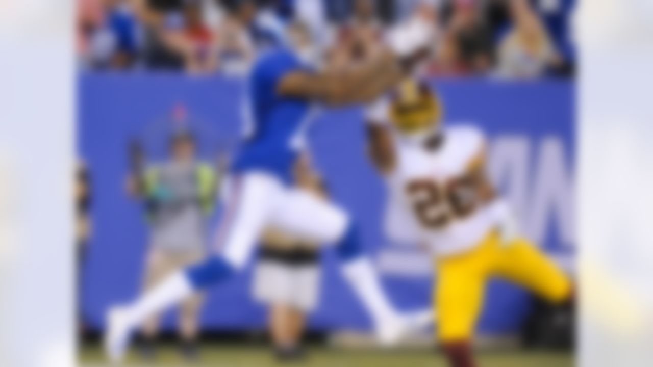 Odell was another player who chose to challenge the "no white after Labor Day" notion and seemed to pull it off quite nicely. OBJ had a solid game with seven catches and an interpretive touchdown dance while rocking these low Nike Vapor Carbon Elites with a white base with a blue swoosh and Giants-blue laces.