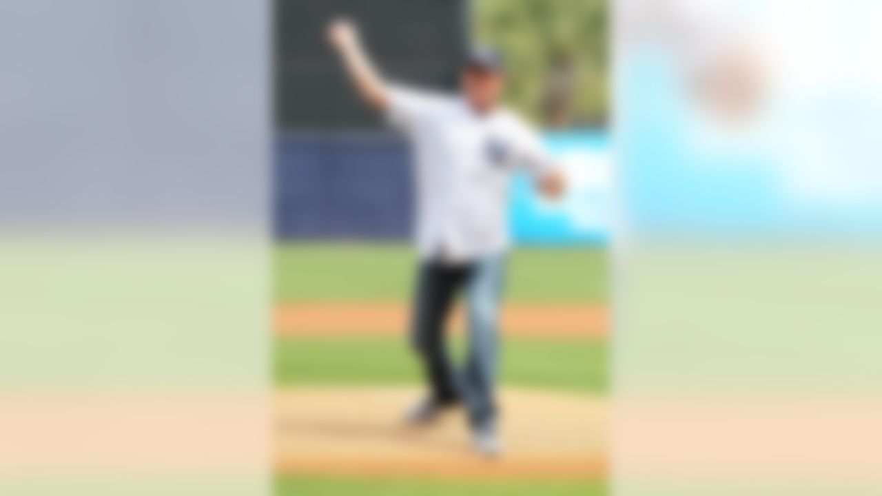 Hall of famer Dan Marino throws the ceremonial first pitch before the game between the Atlanta Braves and New York Yankees at George M. Steinbrenner Field. (Kim Klement/USA Today Sports)