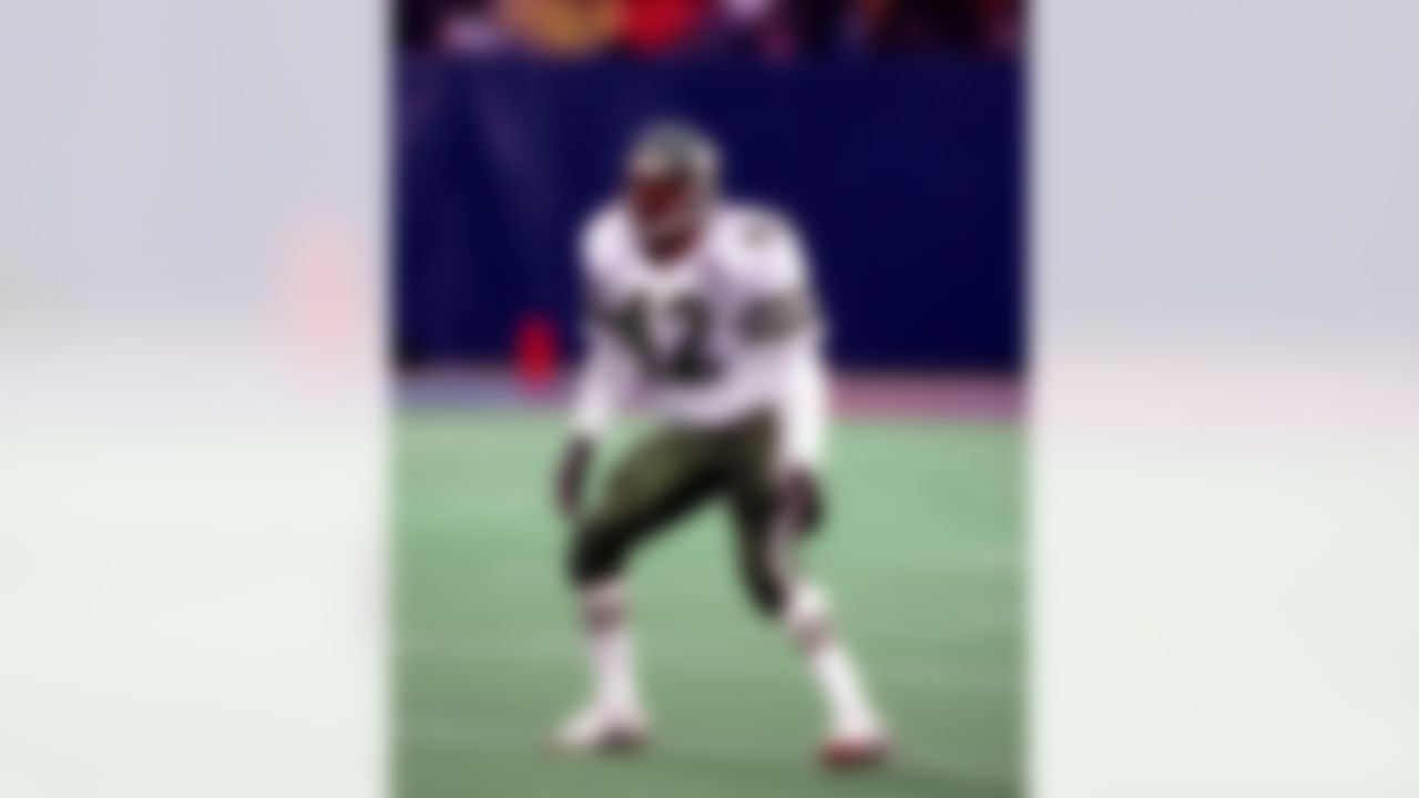 New York Jets safety Ronnie Lott looks into the backfield during game against the New York Giants in East Rutherford, N.J., Oct. 31, 1993. Jets won, 10-6. (AP Photo/Paul Spinelli)