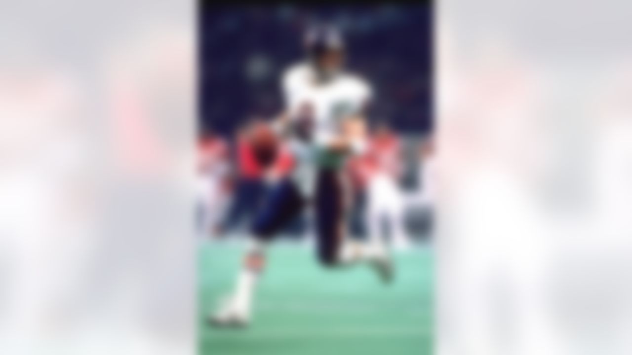 Chicago Bears quarterback Jim McMahon rolls out during Super Bowl XX, a 46 - 10 victory over the New England Patriots on January 26, 1986, at the Louisiana Superdome in New Orleans, LA. (AP Photo/Al Messerschmidt)