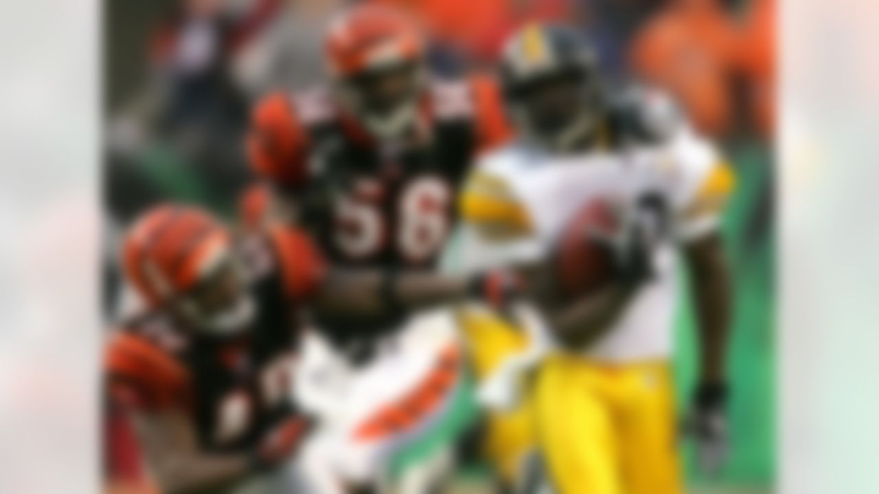 CINCINNATI - DECEMBER 31: Santonio Holmes #10 of the Pittsburgh Steelers eludes Madieu Williams #40 of the Cincinnati Bengals en route to a touchdown in overtime on December 31, 2006 at Paul Brown Stadium in Cincinnati, Ohio. The Steelers defeated the Bengals 23-17. Photo by Getty Images.