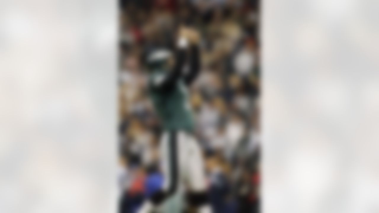 DALLAS - DECEMBER 16: Kicker David Akers #2 of the Philadelphia Eagles celebrates breaking a team record for points scored after his field goal against the Dallas Cowboys in the fourth quarter at Texas Stadium December 16, 2007 in Dallas, Texas. The Eagles won 10-6. (Photo by Brian Bahr/Getty Images)