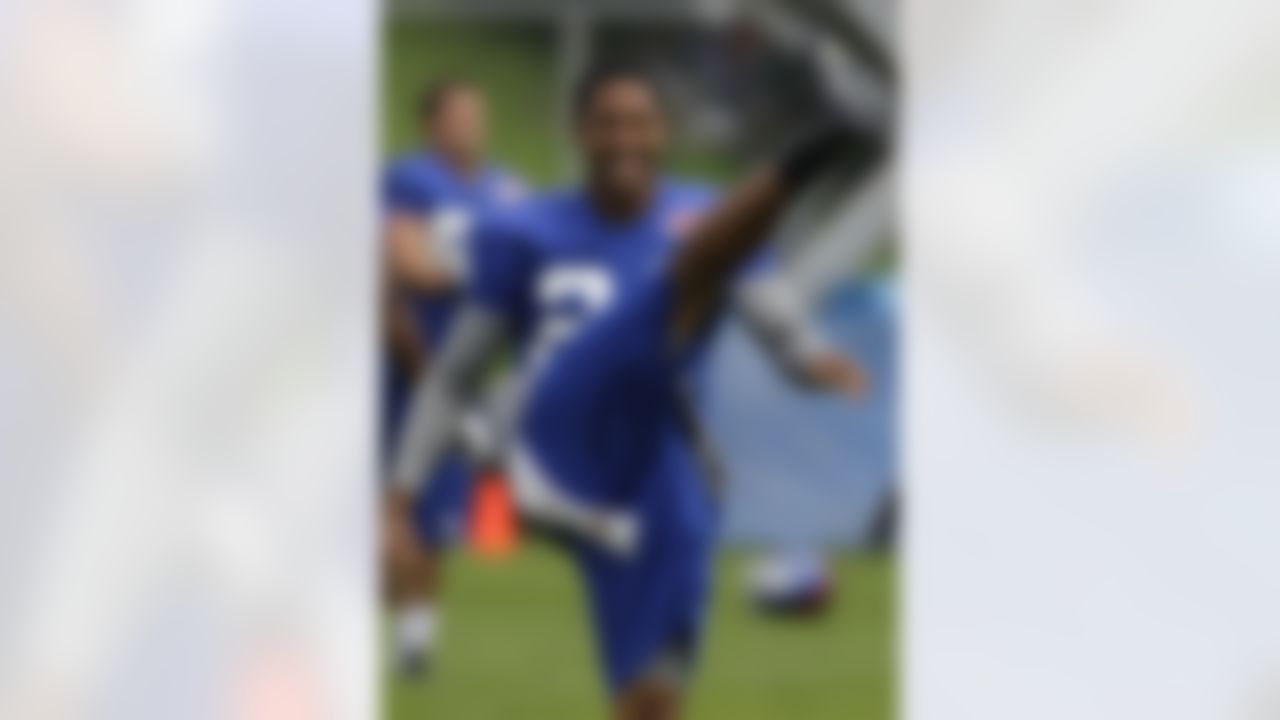 New York Giants cornerback Corey Webster does a high kick while warming up before a workout at the New York Giants NFL football training camp in Albany, N.Y., Sunday, July 29, 2012. (AP Photo/Kathy Willens)