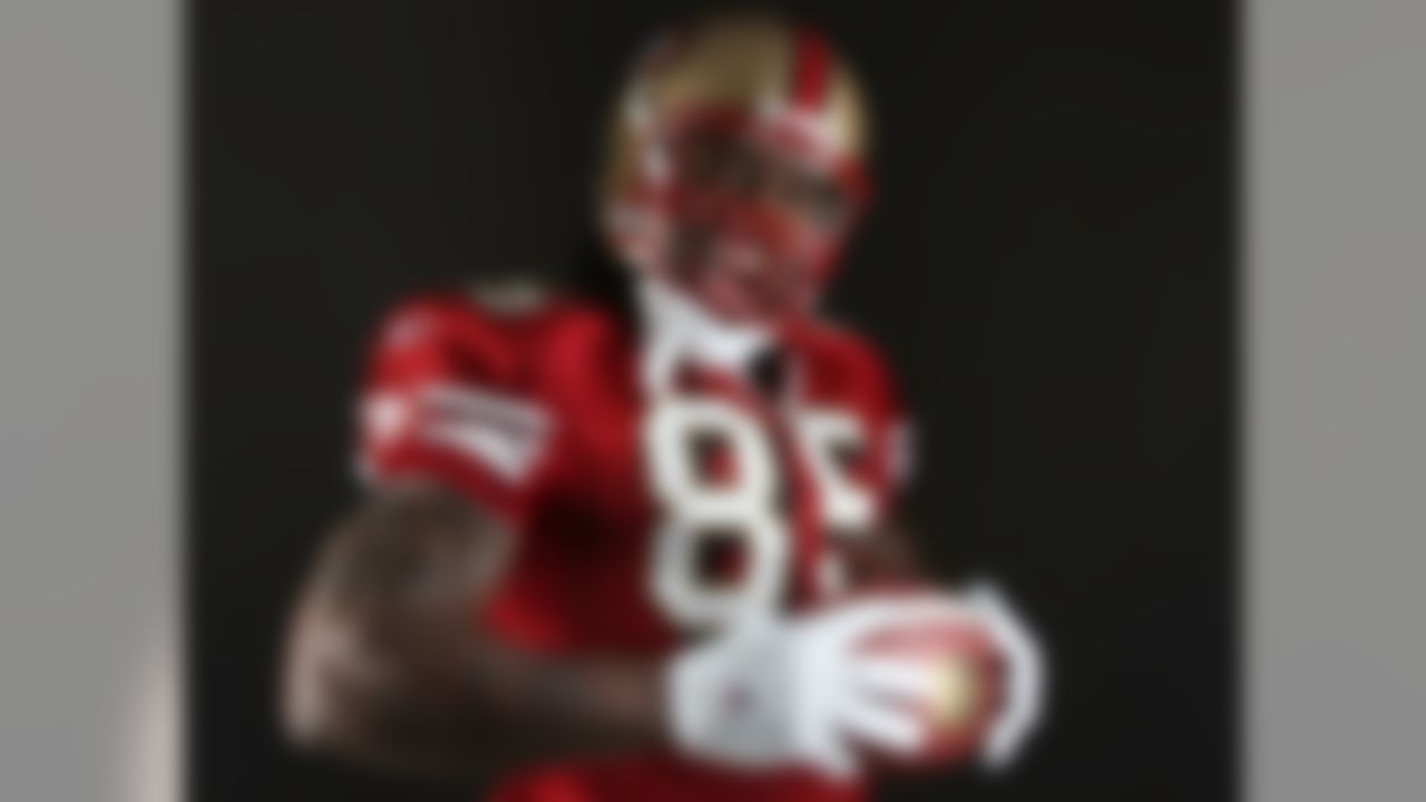 SANTA CLARA, CA - APRIL 30: Tight end Vernon Davis #85 of the San Francisco 49ers poses for a portrait session on April 30, 2008 in Santa Clara, California. (Photo by Jed Jacobsohn/Getty Images)