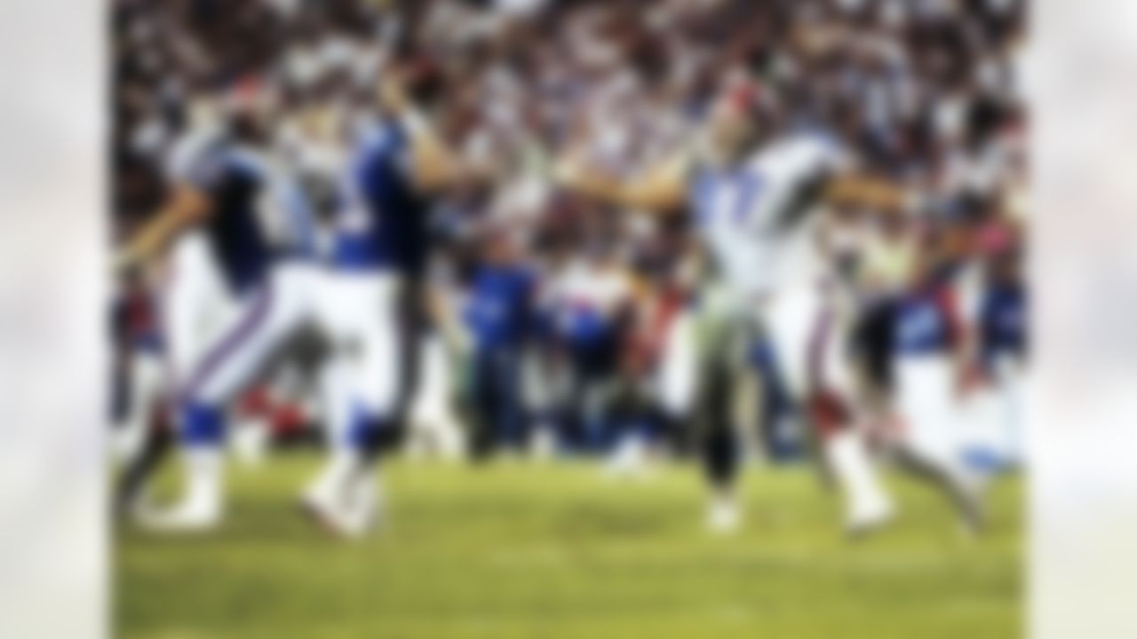 New York Giants quarterback Jeff Hostetler (15) throws a pass as Bills linebacker Cornelius Bennett (97) applies pressure during the Giants 20-19 victory over the Buffalo Bills in Super Bowl XXV at Tampa Stadium in Tampa, FL on January 27, 1991. (National Football League)