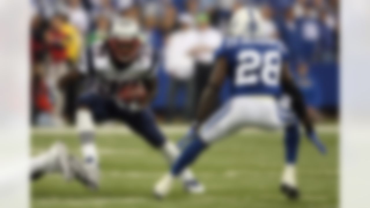 INDIANAPOLIS - NOVEMBER 04: Laurence Maroney #39 of the New England Patriots runs the ball against Marlin Jackson #28 of the Indianapolis Colts on November 4, 2007 at the RCA Dome in Indianapolis, Indiana. (Photo by Andy Lyons/Getty Images)