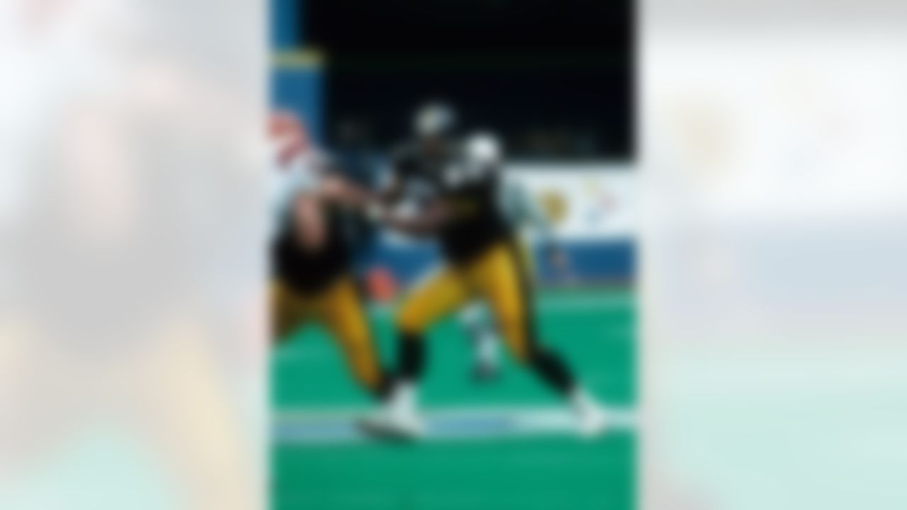 Dermontti Dawson in action during the Steelers' 26-16 loss to the Cincinnati Bengals on Oct. 8, 1989, at Three Rivers Stadium. (National Football League)