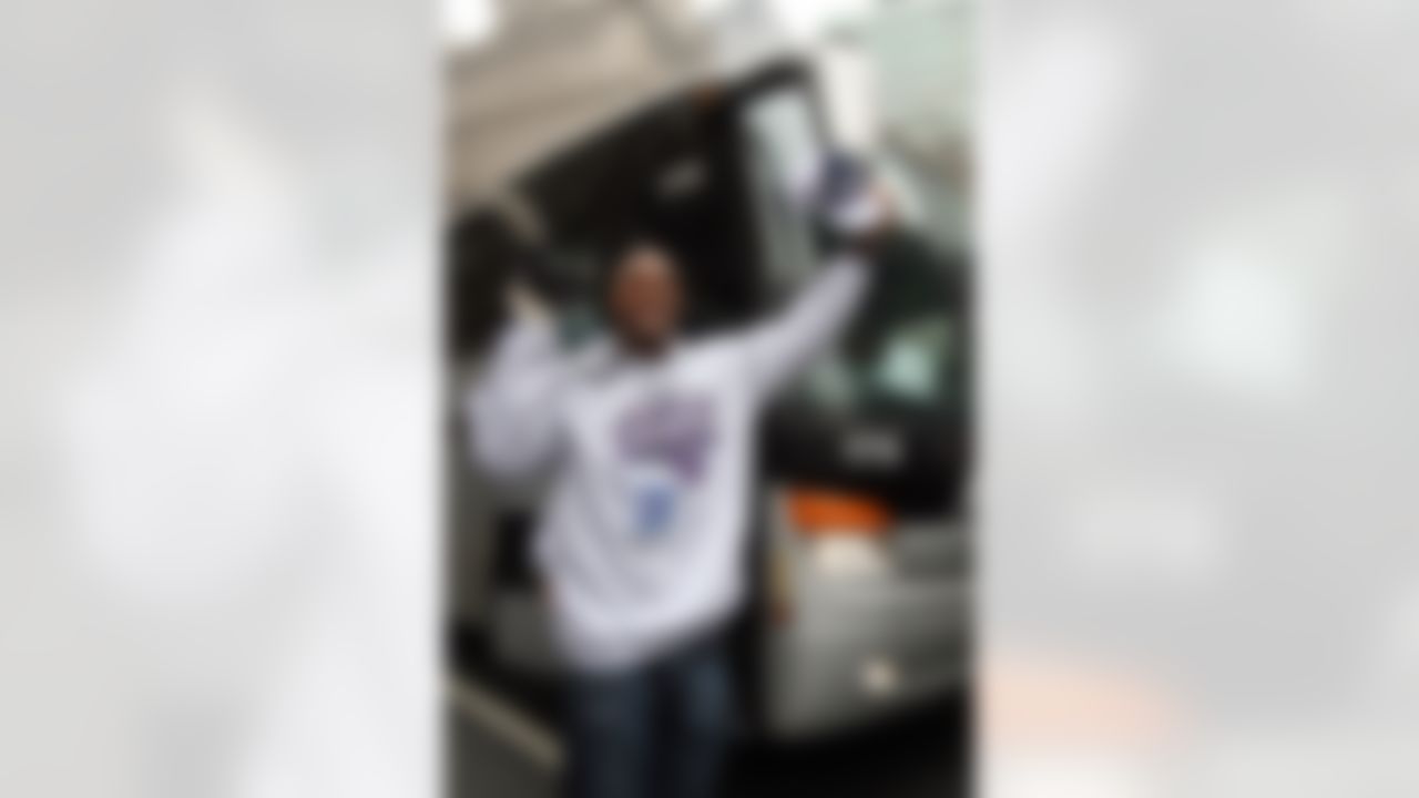 NEW YORK - FEBRUARY 05: Amani Toomer gets off the bus prior to the New York Giants Super Bowl XLII victory parade February 5, 2008 in New York City. (Photo by Nick Laham/Getty Images)