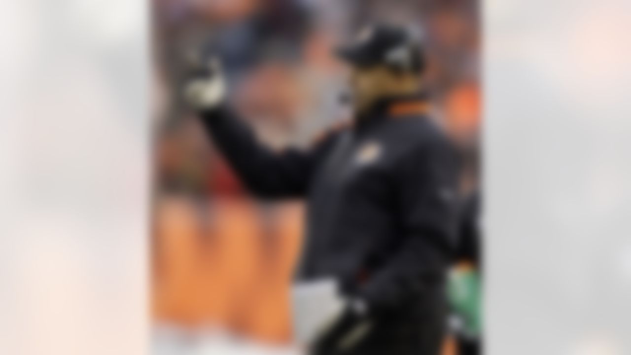 Cincinnati Bengals coach Marvin Lewis motions to a player during the first half of an NFL wild-card playoff football game against the New York Jets, Saturday, Jan. 9, 2010, in Cincinnati (AP Photo/Rob Carr)