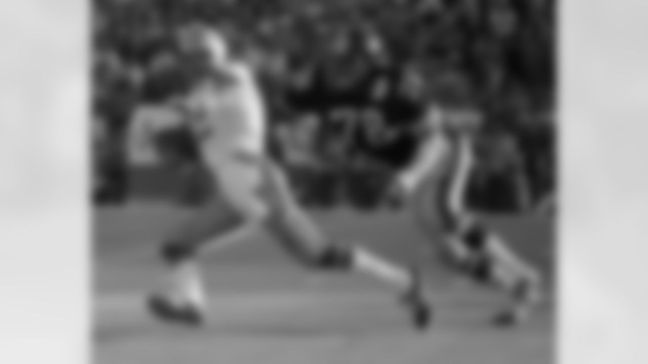 Dallas Cowboys quarterback Roger Staubach scrambles to get away from Pittsburgh Steelers Dwight White (78) on Jan. 19,1976 during the second quarter of Super Bowl X at the Orange Bowl in Miami. (AP Photo/Joe Caneva)