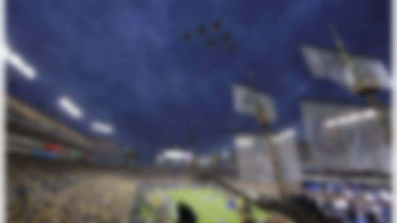 The U.S. Air Force Thunderbirds do a flyover before the NFL Super Bowl XLIII football game between the Arizona Cardinals and Pittsburgh Steelers, Sunday, Feb. 1, 2009, in Tampa, Fla. (AP Photo/John Raoux)