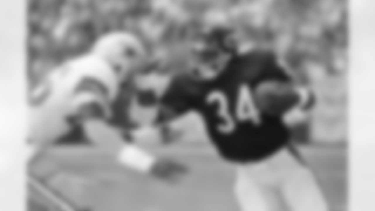 Chicago Bears running back Walter Payton moves into the Cowboy defense for a two-yard gain during first quarter action in Dallas, Thursday, Nov. 26, 1981. (Bill Haber/Associated Press)