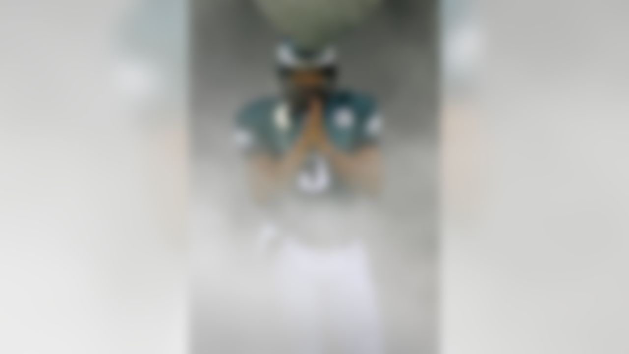 PHILADELPHIA - DECEMBER 30: Quarterback Donovan McNabb #5 of the Philadelphia Eagles prays before being introduced before a game against the Buffalo Bills on December 30, 2007 at Lincoln Financial Field in Philadelphia, Pennsylvania. (Photo by Hunter Martin/Getty Images)