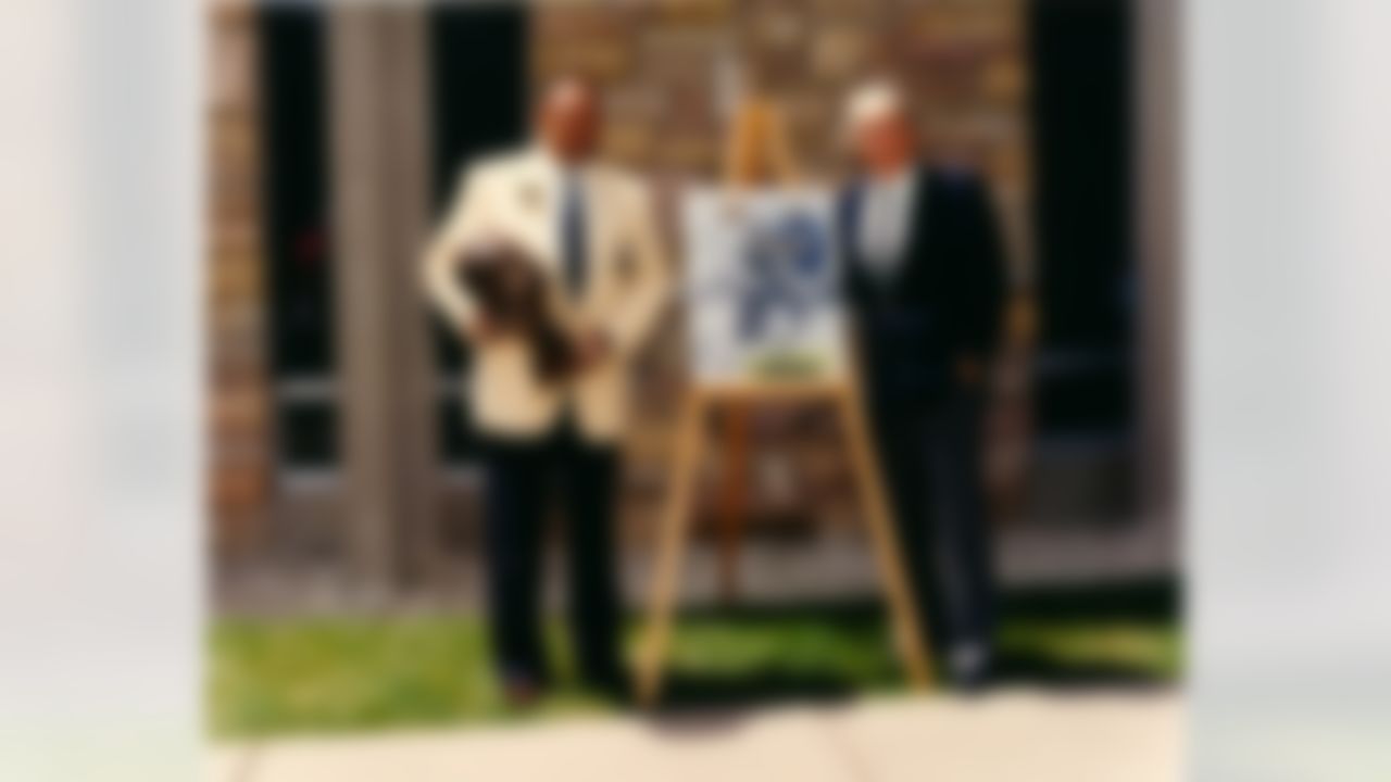 John Mackey poses with his Hall of Fame bust and mural in 1992. (Pro Football Hall of Fame)