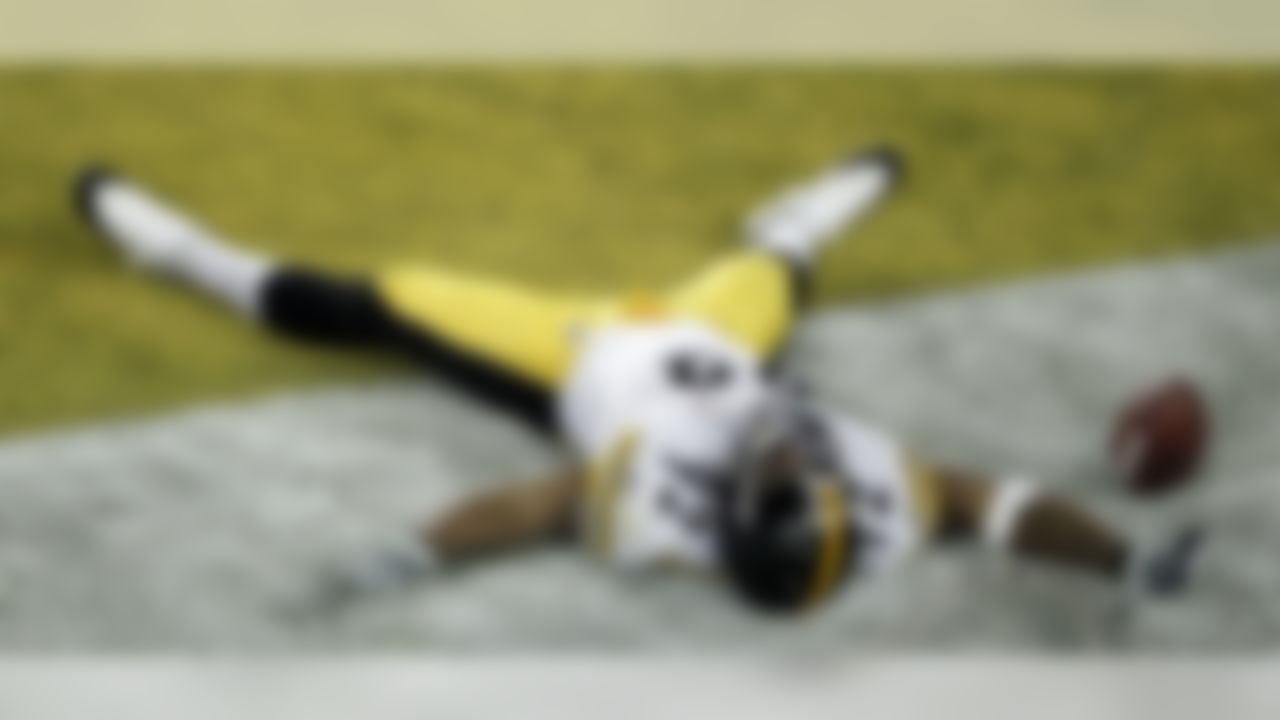 Pittsburgh Steelers linebacker James Harrison celebrates after scoring a 100-yard touchdown interception against the Arizona Cardinals during the second quarter of the NFL Super Bowl XLIII football game, Sunday, Feb. 1, 2009, in Tampa, Fla. (AP Photo/Charlie Riedel)