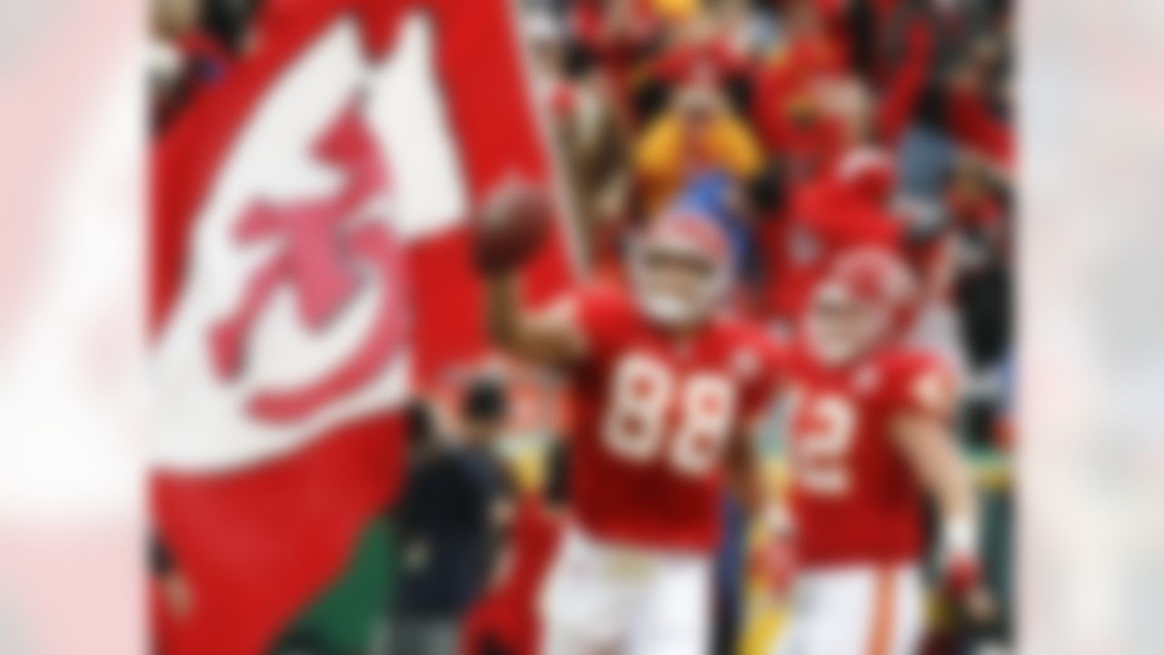 Kansas City Chiefs tight end Tony Gonzalez (88) celebrate his two-yard touchdown reception with Mike Cox (42) during an NFL football game against the Buffalo Bills on Sunday, Nov. 23, 2008, in Kansas City, Mo. The Bills won 54-31. (AP Photo/Ed Zurga)