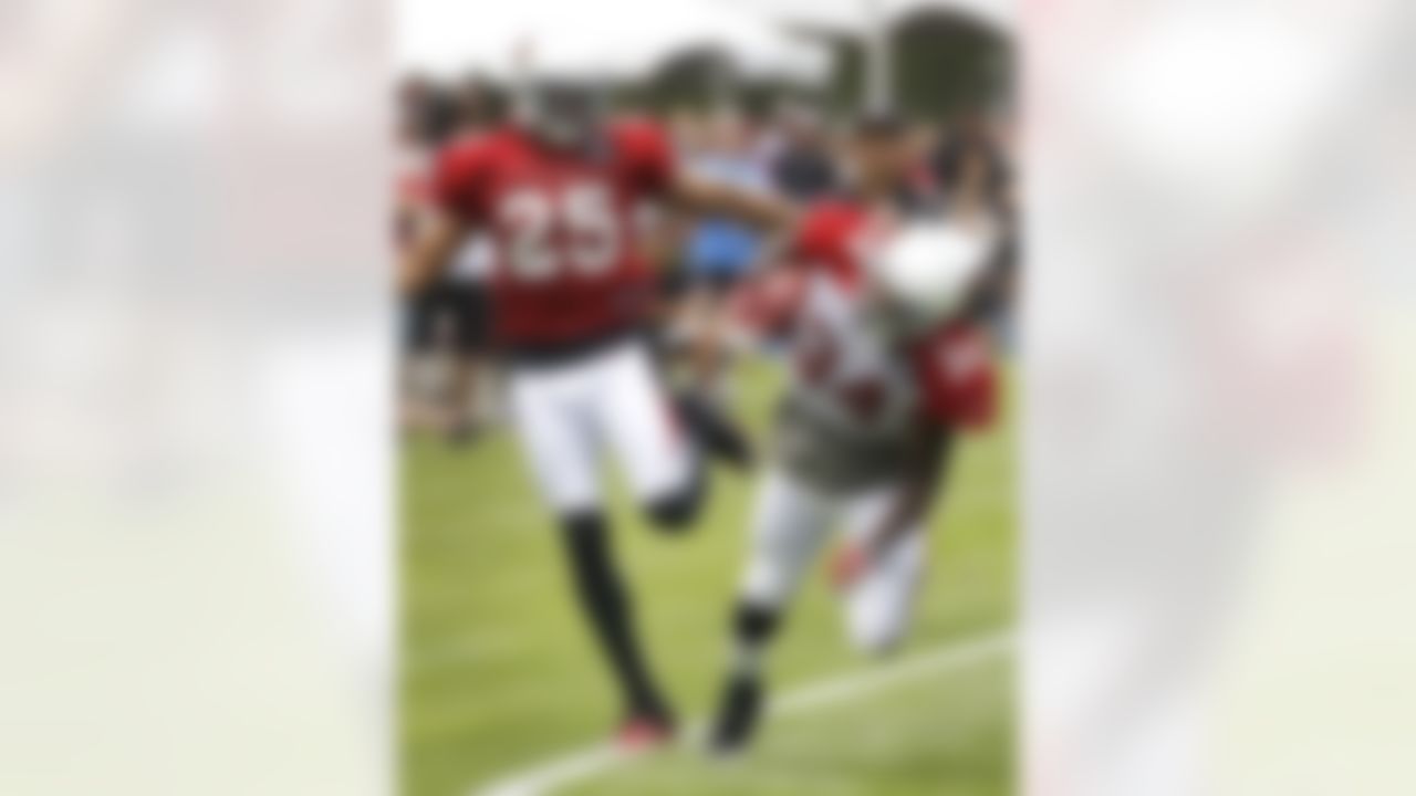 Arizona Cardinals' Ryan Williams (34) runs with the ball as he is chased by Kerry Rhodes (25) during NFL training camp football practice at Northern Arizona University, Saturday, July 28, 2012, in Flagstaff, Ariz. (AP Photo/Ross D. Franklin)
